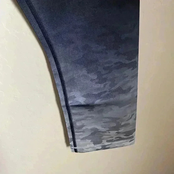 Good American Cinched Waist Capri Camo Size Large - Picture 11 of 13